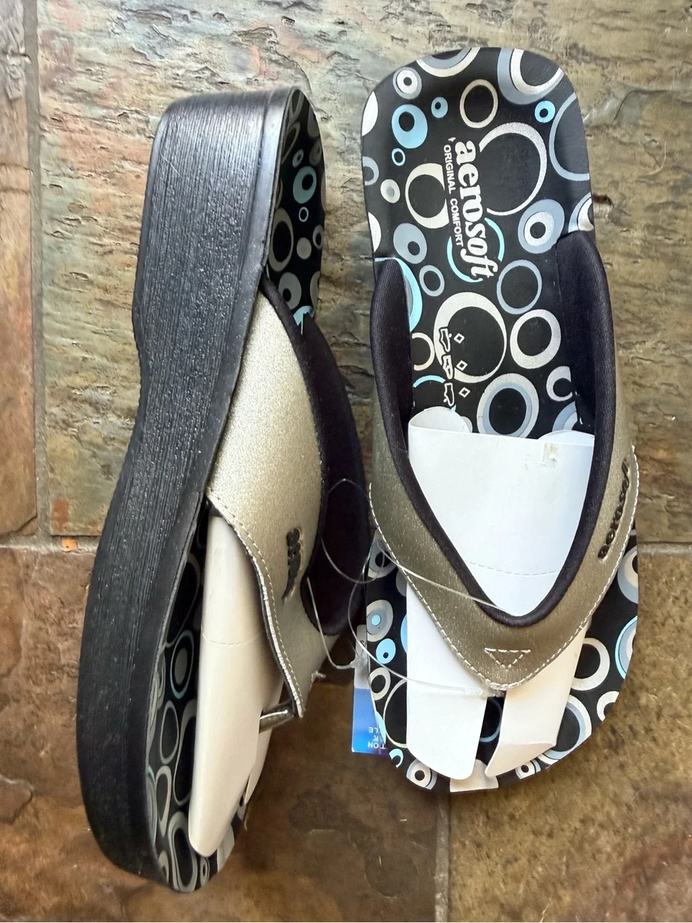 Aerosoft Silver Women’s Metallic White & Black Flip Flop Sandals Size 7